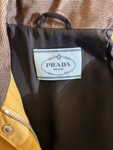 Load image into Gallery viewer, Giacca Prada in Re-Nylon canvas cammello, oversize - Taglia 38