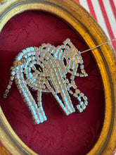 Carica l'immagine nel visualizzatore di Gallery, Spilla elefante