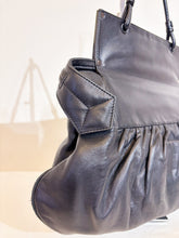 Carica l'immagine nel visualizzatore di Gallery, Borsa in nappa con placca logo