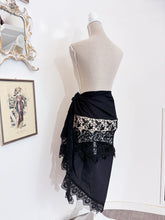 Load image into Gallery viewer, Pareo scialle in pizzo
