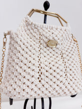 Carica l'immagine nel visualizzatore di Gallery, Pochette macramè