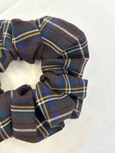 Carica l'immagine nel visualizzatore di Gallery, Elastico per capelli tartan marrone