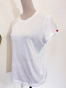 Antonia Tshirt - Regular - Red heart button.