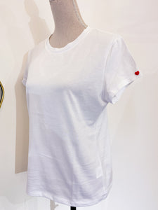 Tshirt Antonia - Regular - Bottoncino cuore rosso.