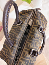 Carica l'immagine nel visualizzatore di Gallery, Bauletto tela monogram