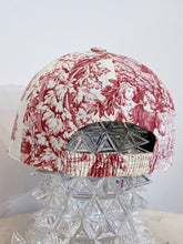 Load image into Gallery viewer, PREORDER -Cappellino sartoriale Toile de Jouy rosso/rosa