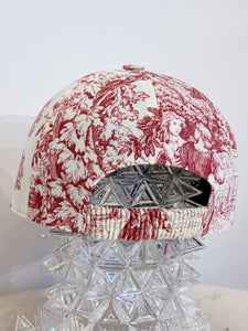 PREORDER -Cappellino sartoriale Toile de Jouy rosso/rosa