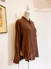 Carica l&#39;immagine nel visualizzatore di Gallery, Camicia over seta marrone