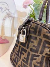 Carica l'immagine nel visualizzatore di Gallery, Bauletto tela monogram