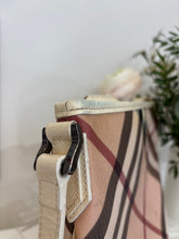 Carica l'immagine nel visualizzatore di Gallery, Borsa postina Burberry