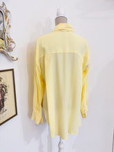 Carica l'immagine nel visualizzatore di Gallery, Camicia over seta giallo