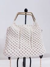 Carica l'immagine nel visualizzatore di Gallery, Pochette macramè