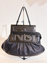 Carica l'immagine nel visualizzatore di Gallery, Borsa in nappa con placca logo