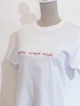 Load image into Gallery viewer, Tshirt ricamata a mano