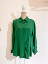 Carica l&#39;immagine nel visualizzatore di Gallery, Camicia over seta verdone