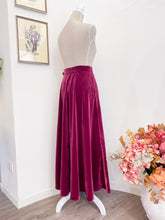 Load image into Gallery viewer, Velvet skirt - Size 46 