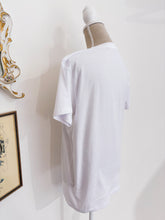 Load image into Gallery viewer, Tshirt ricamata a mano