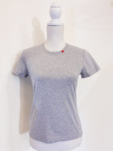 Load image into Gallery viewer, Tshirt Flora grigia - Slim - Bottoncino cuore rosso