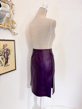 Carica l'immagine nel visualizzatore di Gallery, Gonna pelle Versace vintage - Taglia 38/40