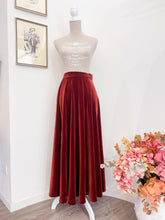 Load image into Gallery viewer, Velvet skirt - Size 44 