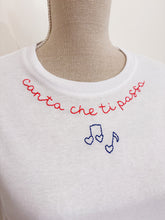 Load image into Gallery viewer, Tshirt ricamata a mano