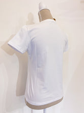 Carica l&#39;immagine nel visualizzatore di Gallery, Tshirt Flora - Slim - Bottoncino cuore blu