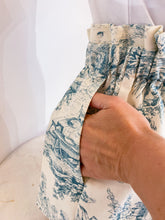 Load image into Gallery viewer, Shorts Toile de Jouy azzurro