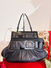 Carica l'immagine nel visualizzatore di Gallery, Borsa in nappa con placca logo