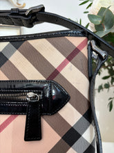 Carica l'immagine nel visualizzatore di Gallery, Borsa postina Burberry
