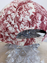 Load image into Gallery viewer, PREORDER -Cappellino sartoriale Toile de Jouy rosso/rosa