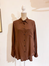 Carica l&#39;immagine nel visualizzatore di Gallery, Camicia over seta marrone
