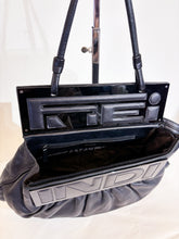 Carica l'immagine nel visualizzatore di Gallery, Borsa in nappa con placca logo