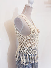 Carica l'immagine nel visualizzatore di Gallery, Gilet macramè bottone