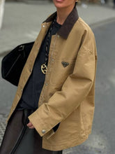 Load image into Gallery viewer, Giacca Prada in Re-Nylon canvas cammello, oversize - Taglia 38