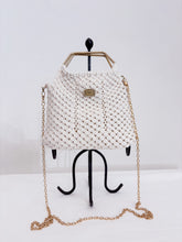 Carica l'immagine nel visualizzatore di Gallery, Pochette macramè