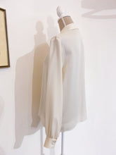 Load image into Gallery viewer, Camicia in seta con sciarpina