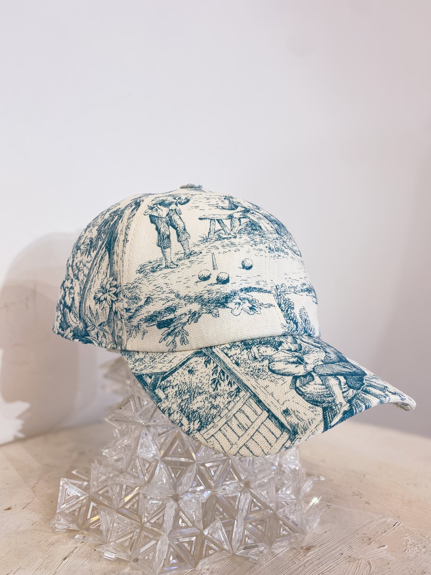 Cappellino sartoriale Toile de Jouy azzurro