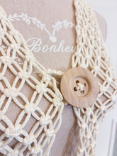 Carica l'immagine nel visualizzatore di Gallery, Gilet macramè bottone