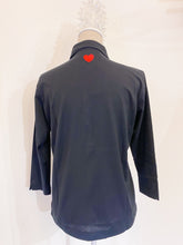 Carica l&#39;immagine nel visualizzatore di Gallery, Giulia nera- Camicia in maglia - Bottoncino a cuore