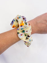 Carica l&#39;immagine nel visualizzatore di Gallery, Elastico per capelli seta fiorellini