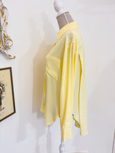 Carica l'immagine nel visualizzatore di Gallery, Camicia over seta giallo