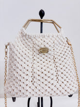 Carica l'immagine nel visualizzatore di Gallery, Pochette macramè