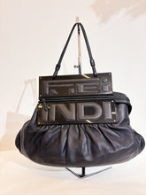 Carica l'immagine nel visualizzatore di Gallery, Borsa in nappa con placca logo