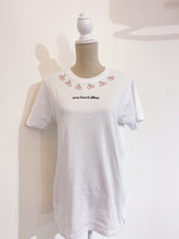 Load image into Gallery viewer, Tshirt ricamata a mano
