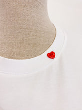Carica l&#39;immagine nel visualizzatore di Gallery, Tshirt Flora - Slim - Bottoncino cuore rosso.