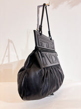 Carica l'immagine nel visualizzatore di Gallery, Borsa in nappa con placca logo