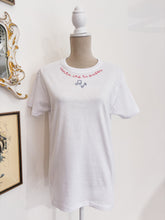 Load image into Gallery viewer, Tshirt ricamata a mano