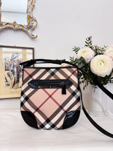 Carica l'immagine nel visualizzatore di Gallery, Borsa postina Burberry