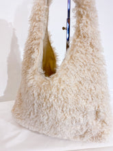 Carica l&#39;immagine nel visualizzatore di Gallery, Borsa bisaccia ecopelliccia
