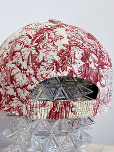 PREORDER -Cappellino sartoriale Toile de Jouy rosso/rosa